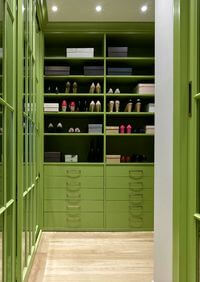 Г-образная гардеробная комната в зеленом цвете Элиста